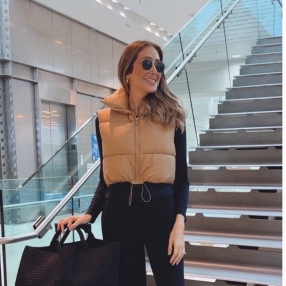 Nude cropped puffer vest. Size small - Picture 4 of 4